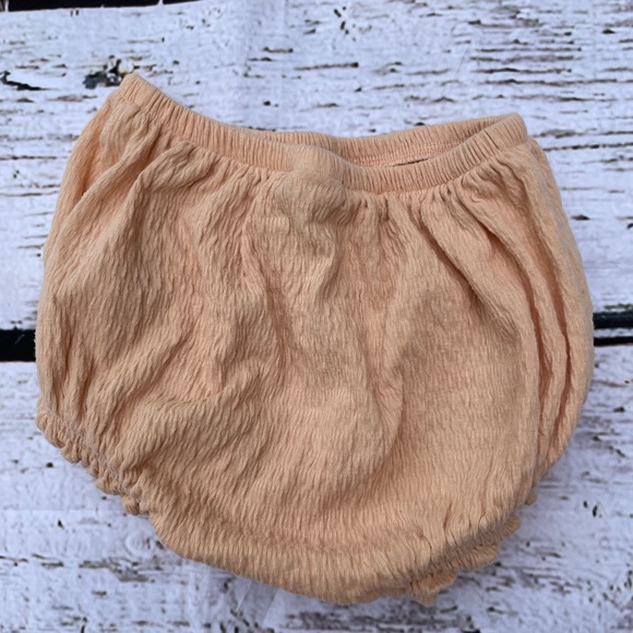 Smocked top and bloomer short set size 6-12 months - Picture 6 of 8